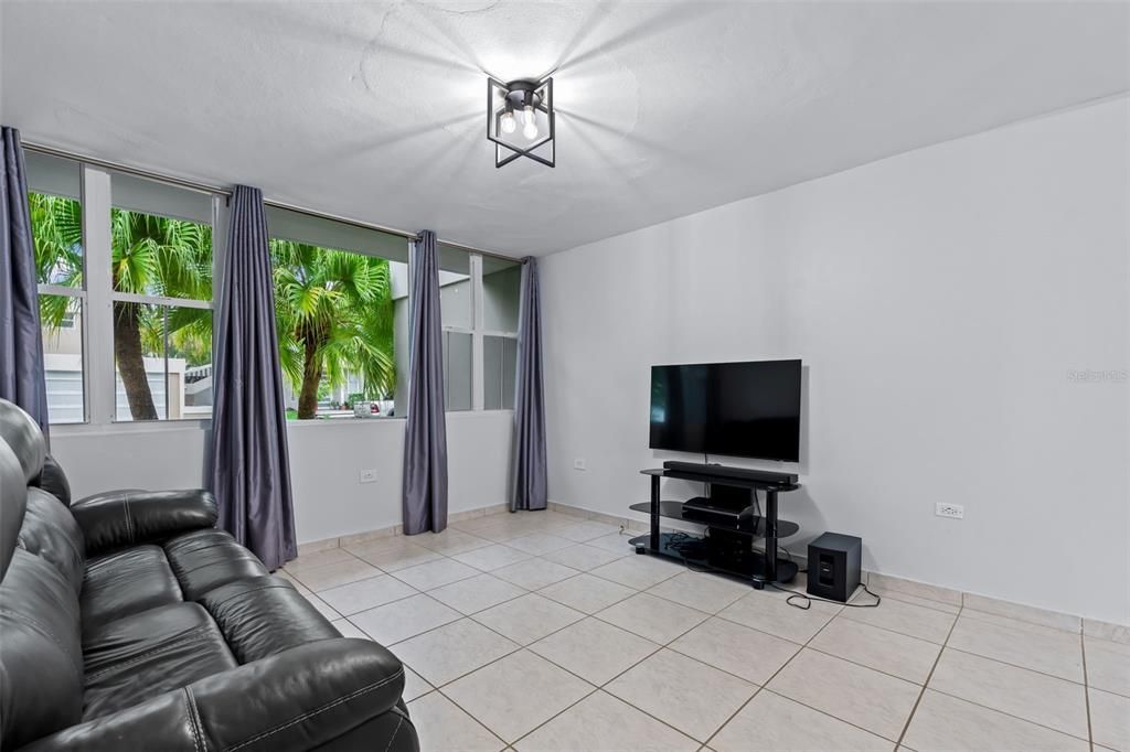 En Venta: $650,000 (4 camas, 2 baños, 2250 Pies cuadrados)