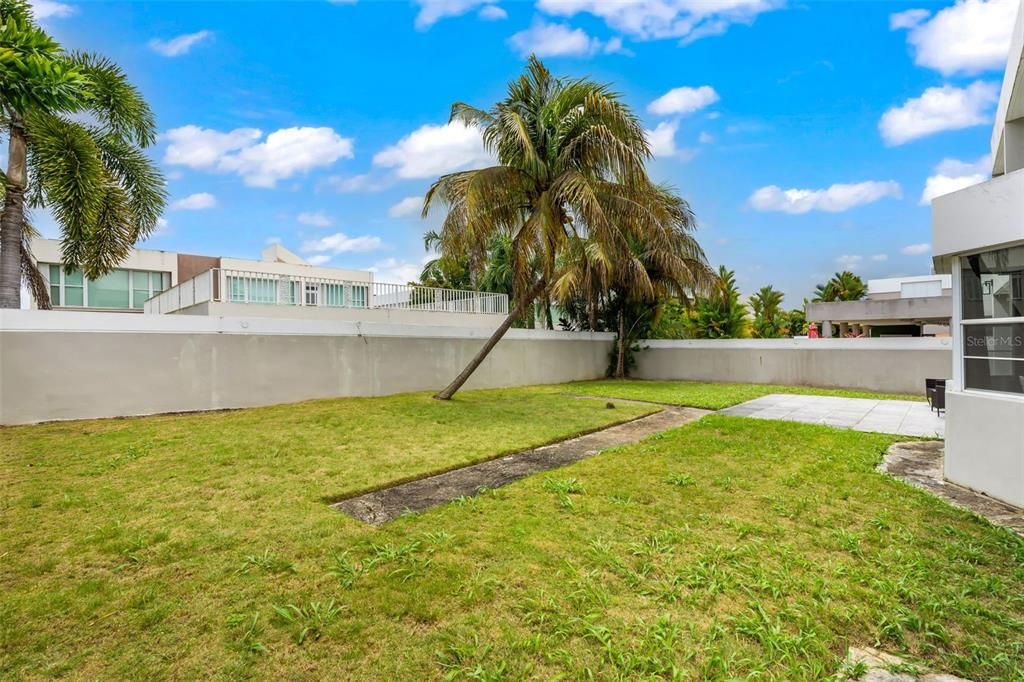 En Venta: $650,000 (4 camas, 2 baños, 2250 Pies cuadrados)