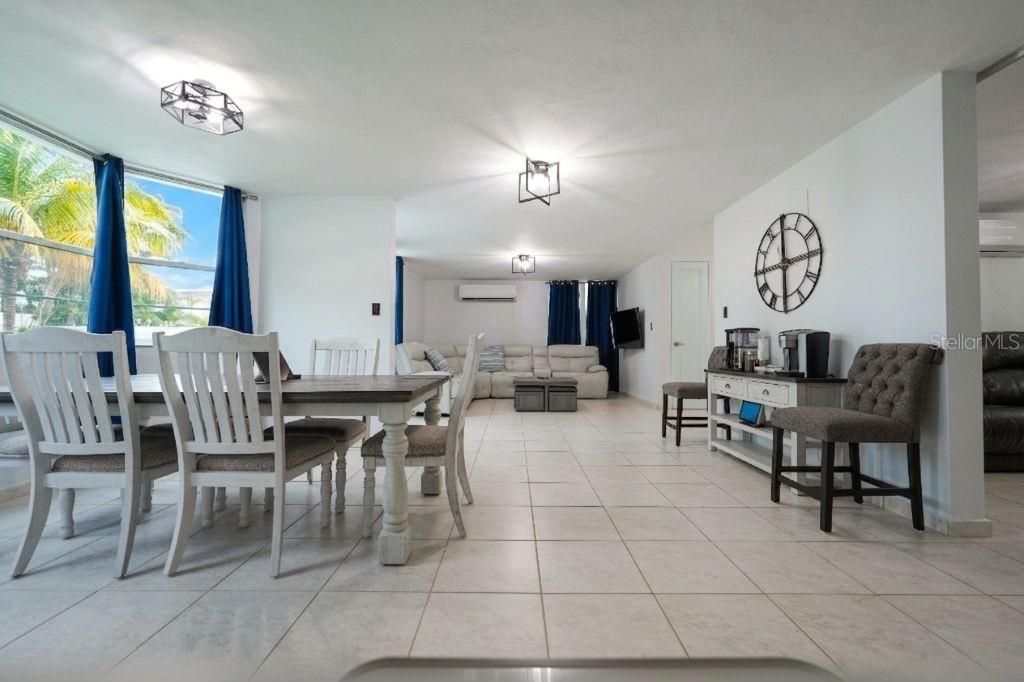 En Venta: $650,000 (4 camas, 2 baños, 2250 Pies cuadrados)