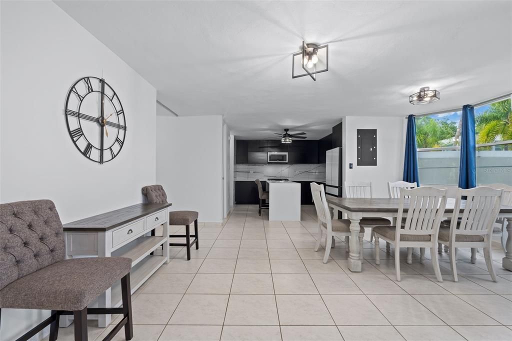 En Venta: $650,000 (4 camas, 2 baños, 2250 Pies cuadrados)