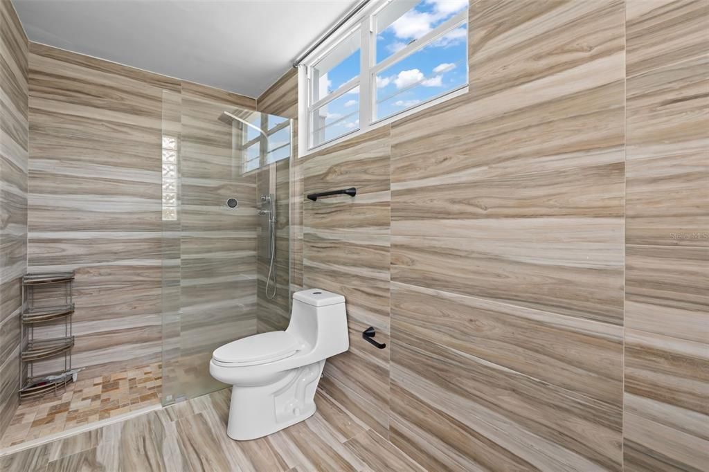 En Venta: $650,000 (4 camas, 2 baños, 2250 Pies cuadrados)