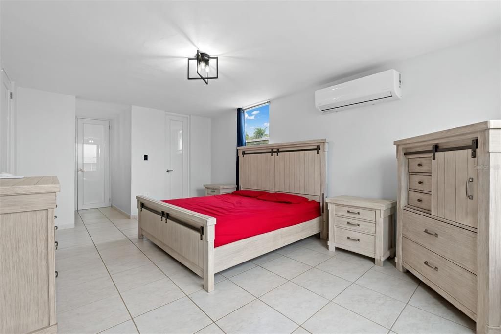 En Venta: $650,000 (4 camas, 2 baños, 2250 Pies cuadrados)
