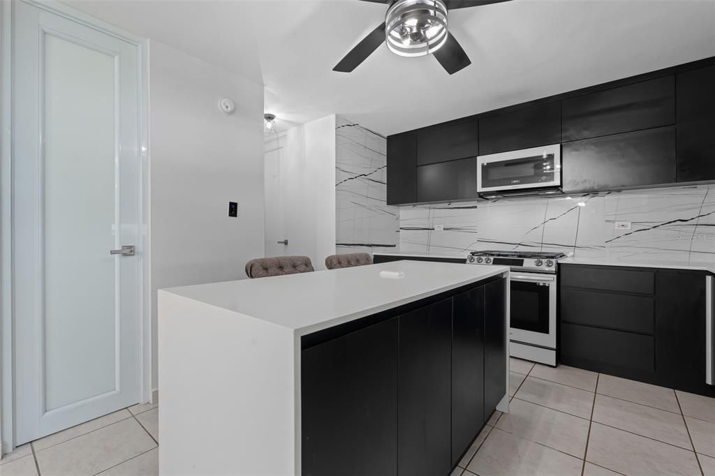 En Venta: $650,000 (4 camas, 2 baños, 2250 Pies cuadrados)