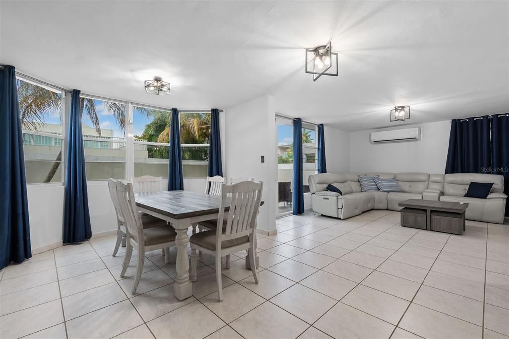 En Venta: $650,000 (4 camas, 2 baños, 2250 Pies cuadrados)
