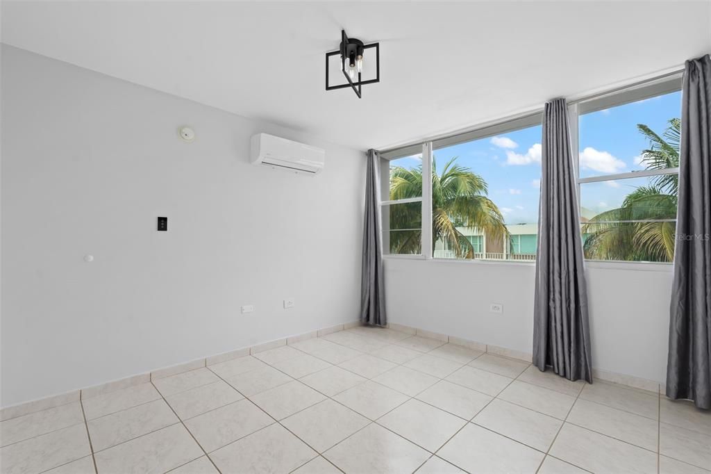 En Venta: $650,000 (4 camas, 2 baños, 2250 Pies cuadrados)