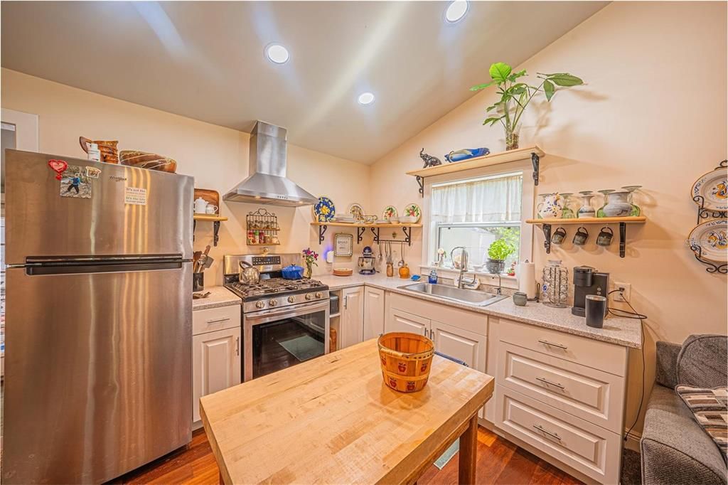 На продажу: $199,900 (2 спален, 1 ванн, 948 Квадратных фут)