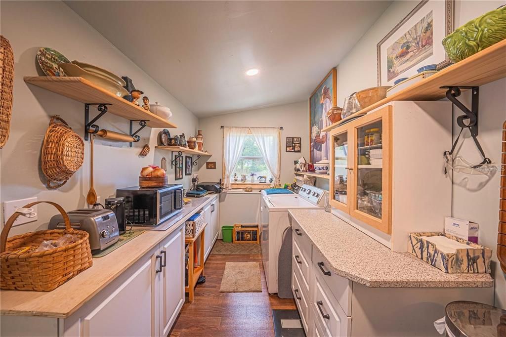 На продажу: $199,900 (2 спален, 1 ванн, 948 Квадратных фут)