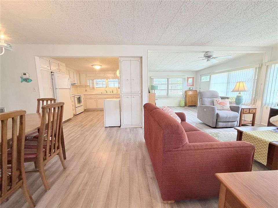 For Sale: $115,000 (2 beds, 2 baths, 1186 Square Feet)