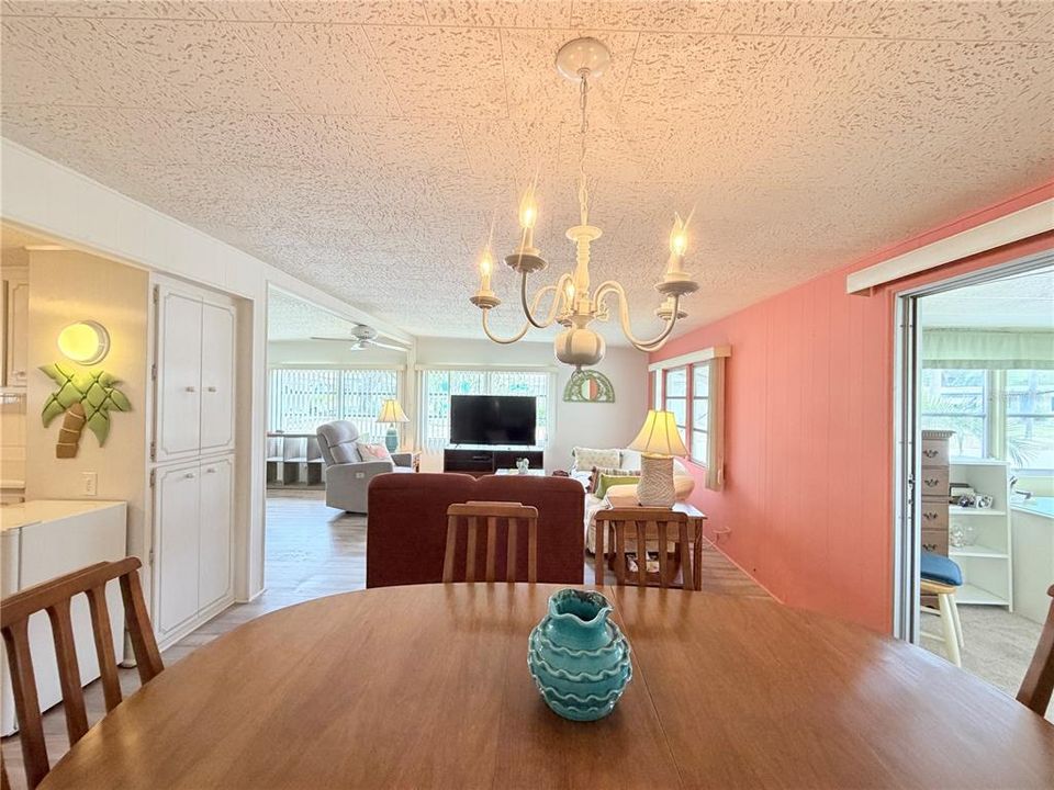 For Sale: $115,000 (2 beds, 2 baths, 1186 Square Feet)