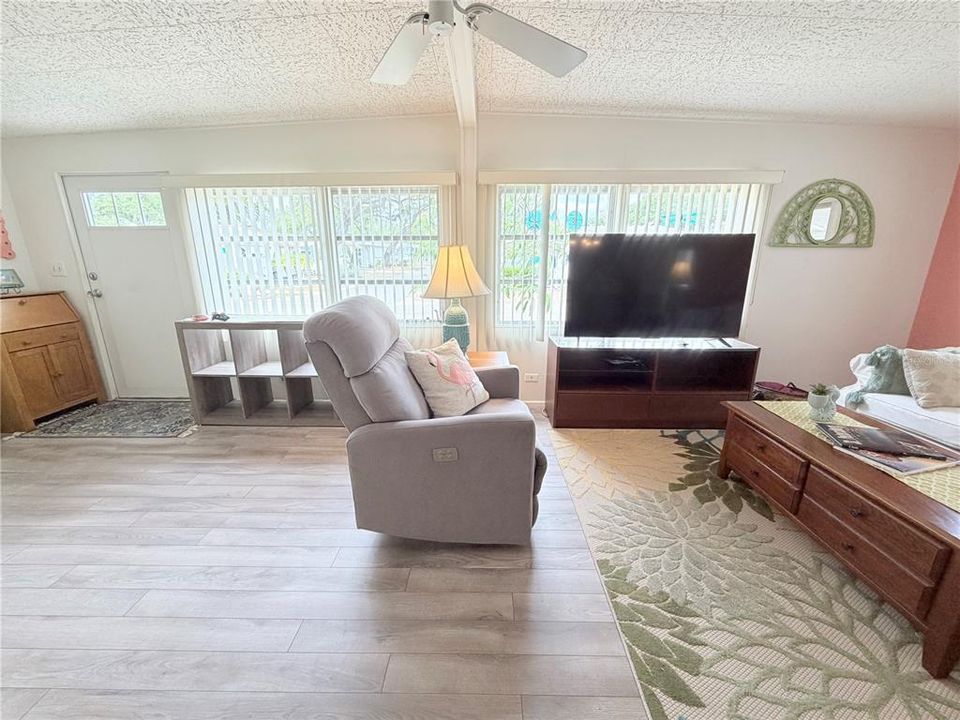 For Sale: $115,000 (2 beds, 2 baths, 1186 Square Feet)