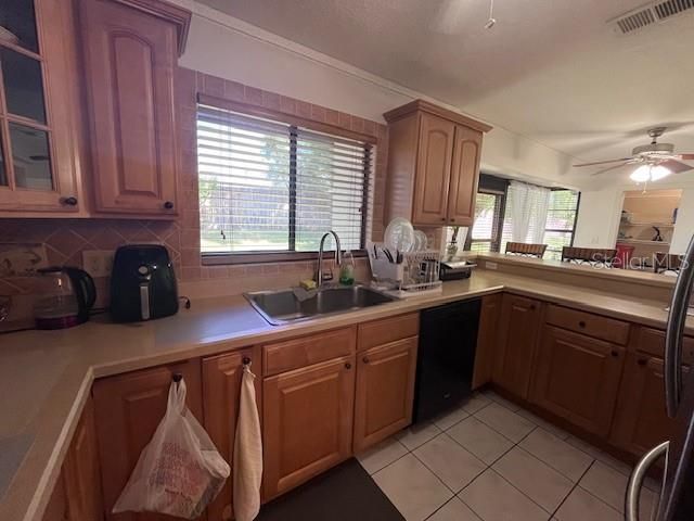 На продажу: $159,900 (2 спален, 2 ванн, 1049 Квадратных фут)