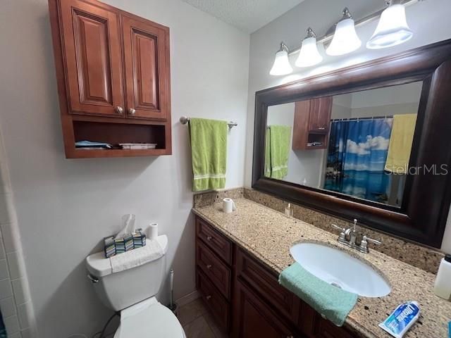 На продажу: $159,900 (2 спален, 2 ванн, 1049 Квадратных фут)