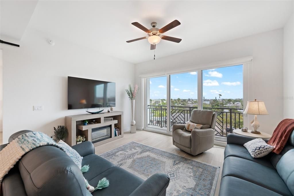For Sale: $774,000 (2 beds, 2 baths, 1284 Square Feet)