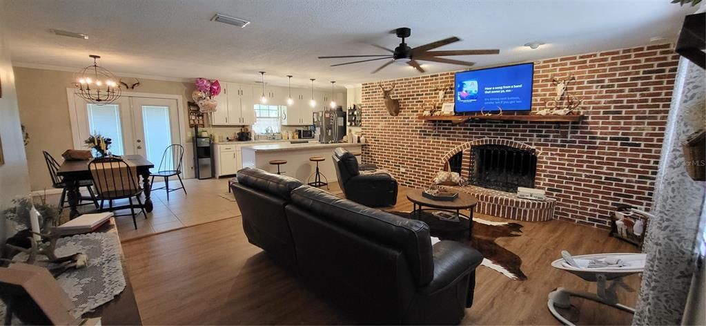 For Sale: $300,000 (3 beds, 2 baths, 1288 Square Feet)