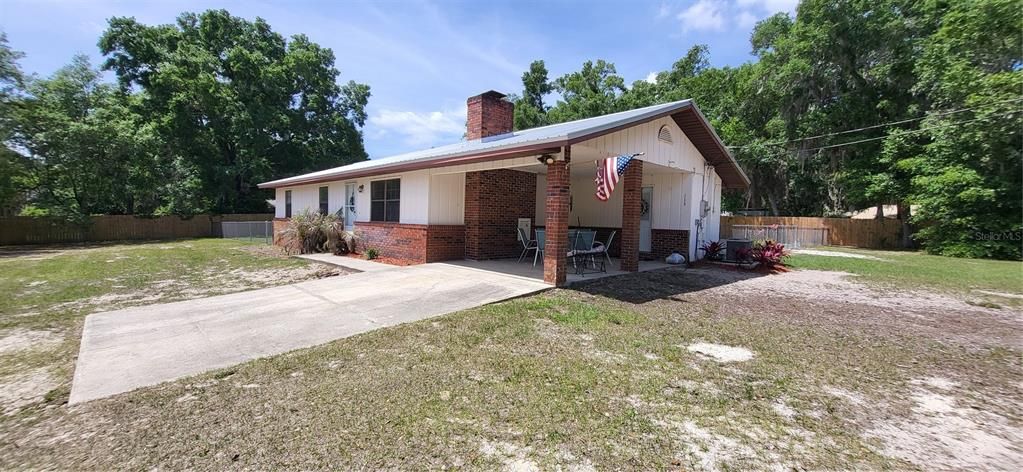 For Sale: $300,000 (3 beds, 2 baths, 1288 Square Feet)