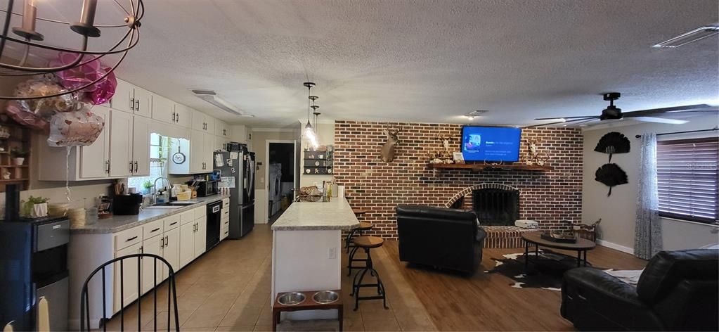 For Sale: $300,000 (3 beds, 2 baths, 1288 Square Feet)