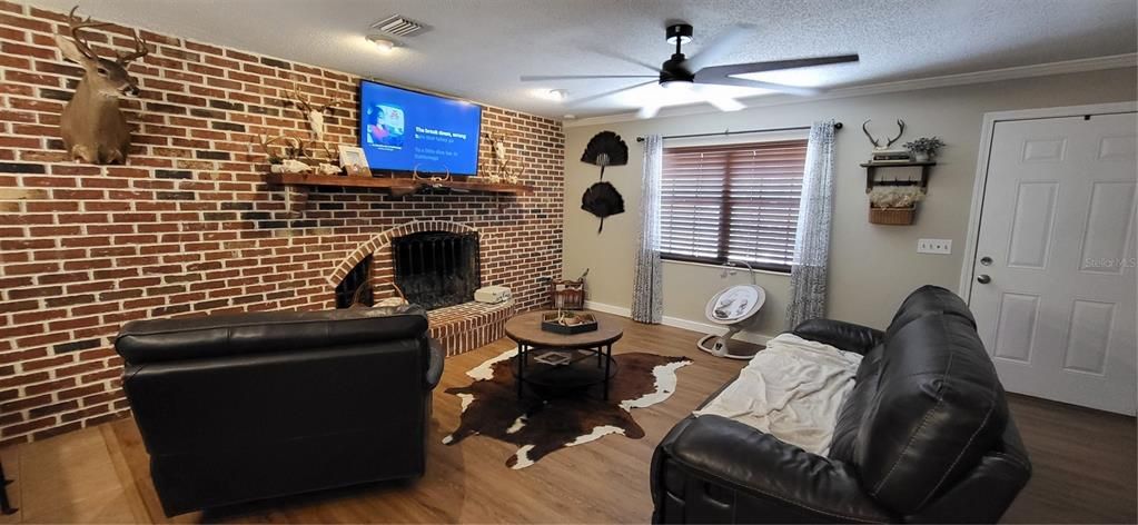 For Sale: $300,000 (3 beds, 2 baths, 1288 Square Feet)
