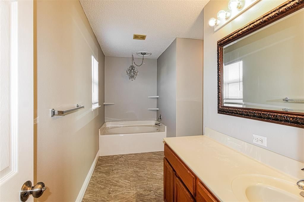 Activo con contrato: $319,900 (4 camas, 2 baños, 2230 Pies cuadrados)