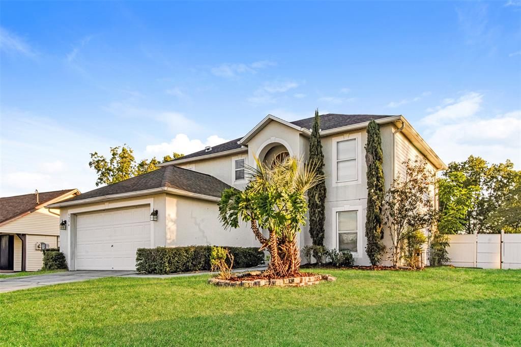 Activo con contrato: $319,900 (4 camas, 2 baños, 2230 Pies cuadrados)