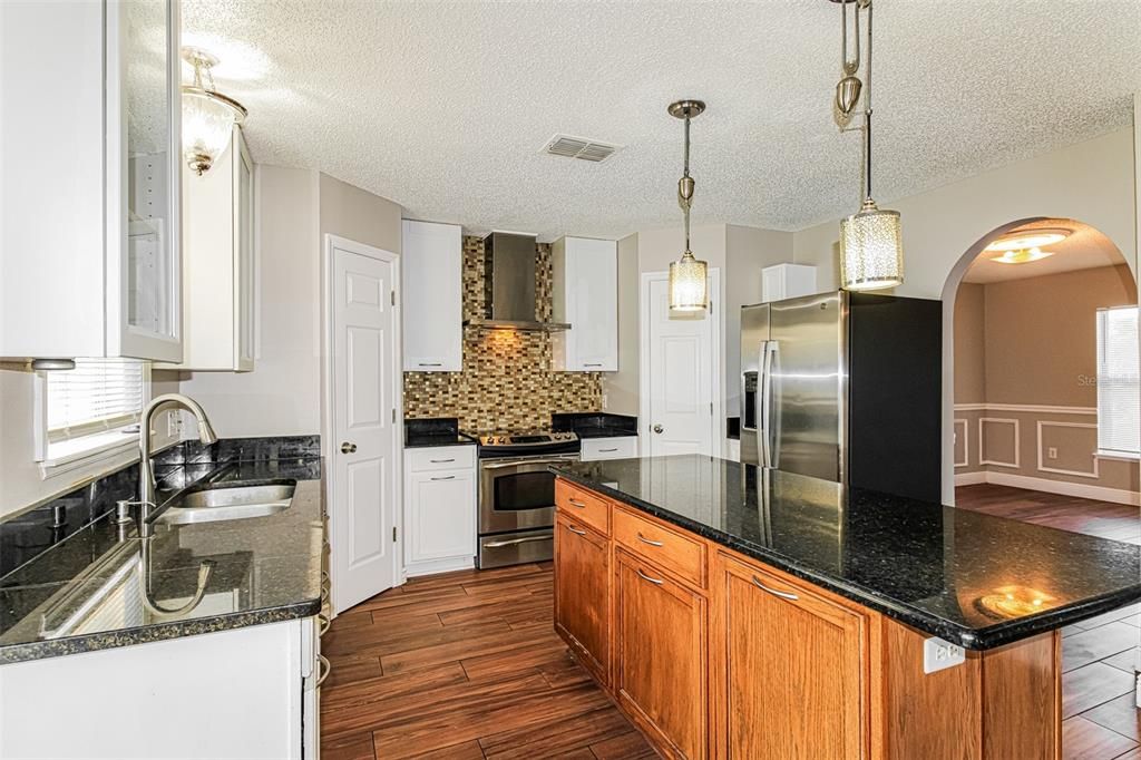 Activo con contrato: $319,900 (4 camas, 2 baños, 2230 Pies cuadrados)