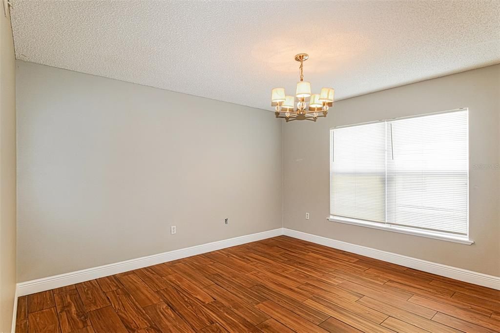 Activo con contrato: $319,900 (4 camas, 2 baños, 2230 Pies cuadrados)