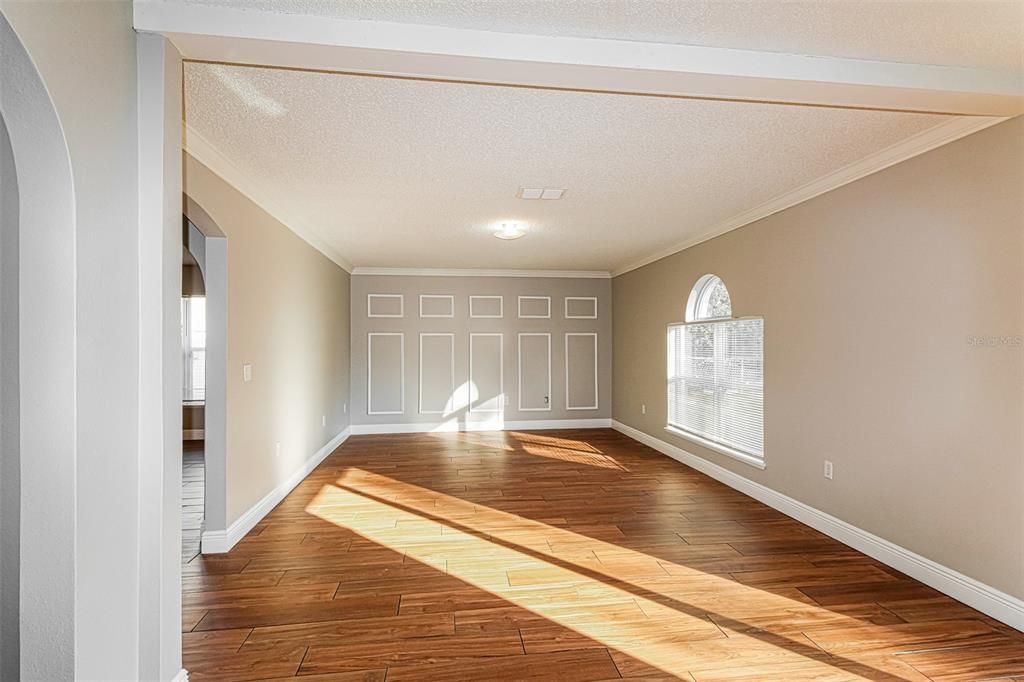 Activo con contrato: $319,900 (4 camas, 2 baños, 2230 Pies cuadrados)