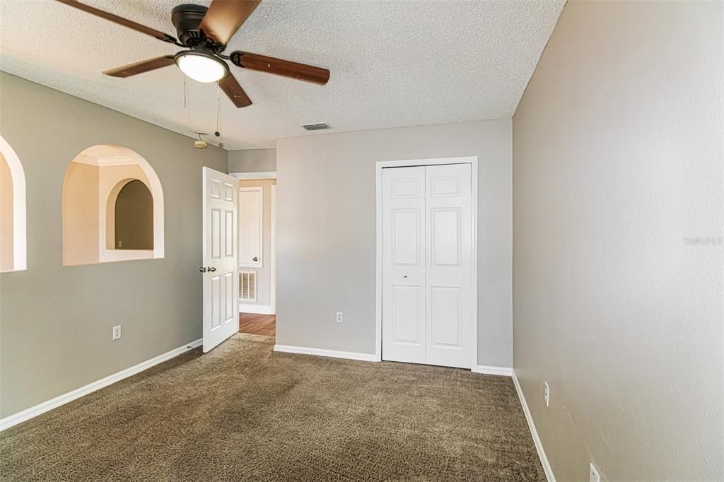 Activo con contrato: $319,900 (4 camas, 2 baños, 2230 Pies cuadrados)