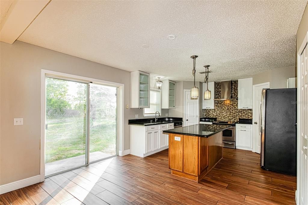 Activo con contrato: $319,900 (4 camas, 2 baños, 2230 Pies cuadrados)