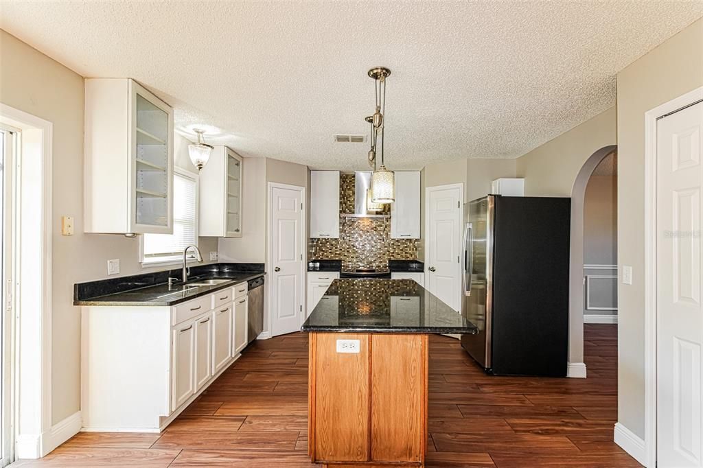 Activo con contrato: $319,900 (4 camas, 2 baños, 2230 Pies cuadrados)