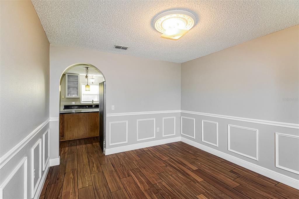 Activo con contrato: $319,900 (4 camas, 2 baños, 2230 Pies cuadrados)