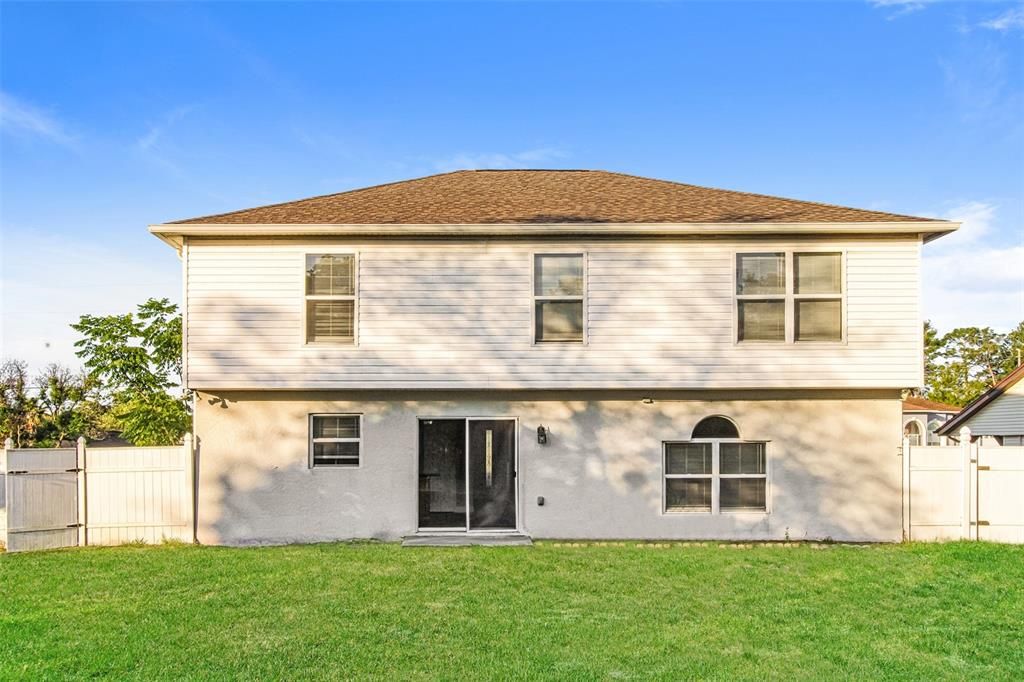 Activo con contrato: $319,900 (4 camas, 2 baños, 2230 Pies cuadrados)