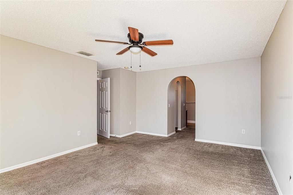 Activo con contrato: $319,900 (4 camas, 2 baños, 2230 Pies cuadrados)