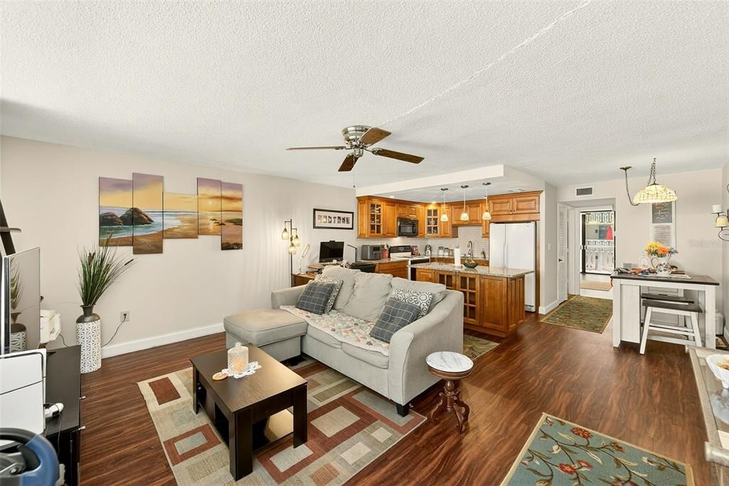 Active With Contract: $119,900 (1 beds, 1 baths, 775 Square Feet)