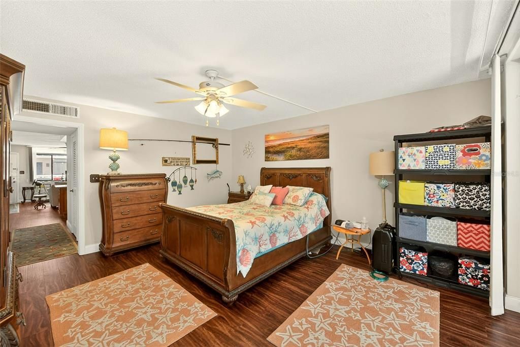 Active With Contract: $119,900 (1 beds, 1 baths, 775 Square Feet)