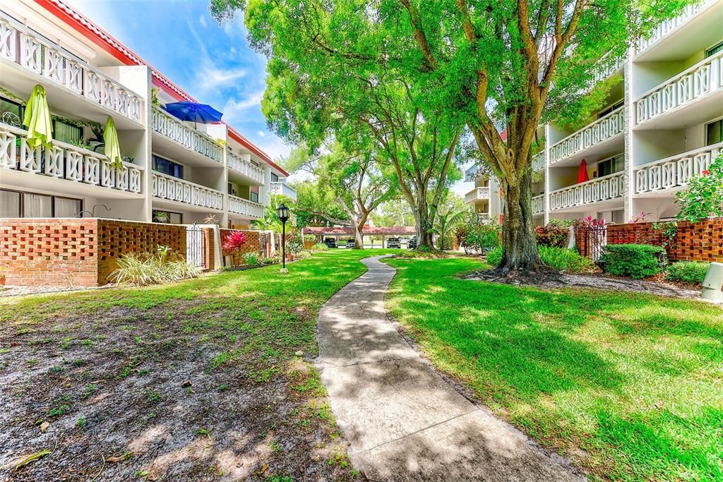 Active With Contract: $119,900 (1 beds, 1 baths, 775 Square Feet)