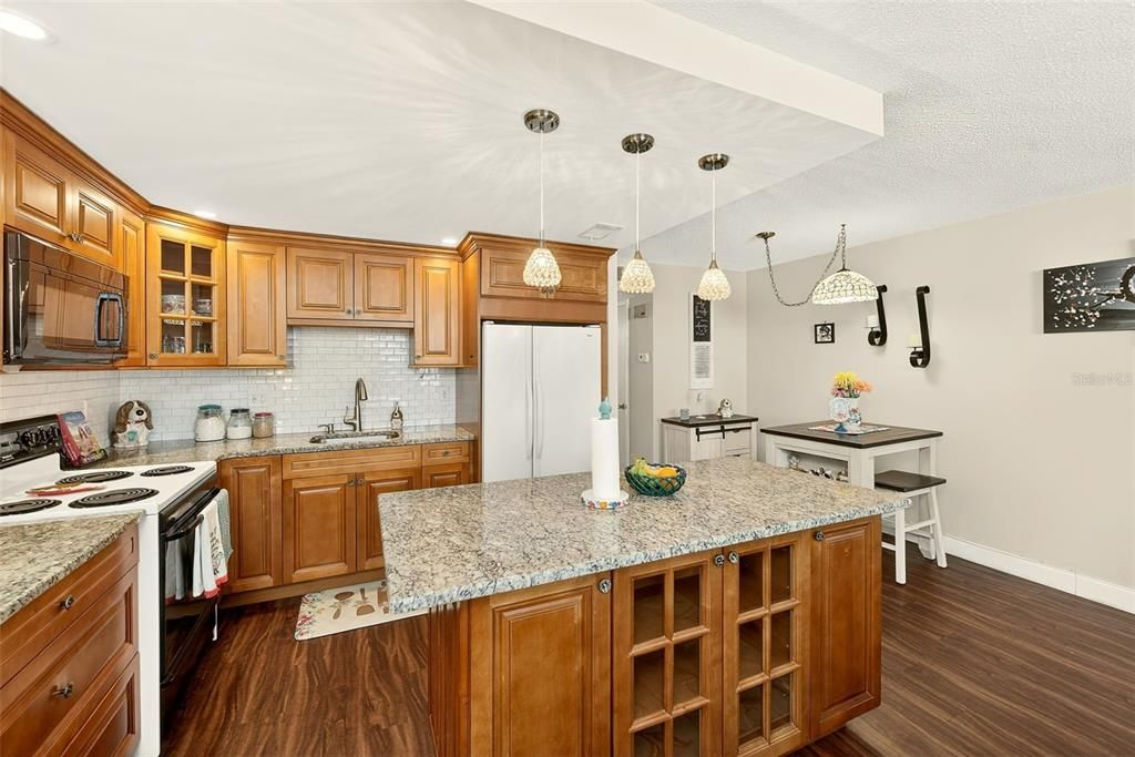 Active With Contract: $119,900 (1 beds, 1 baths, 775 Square Feet)