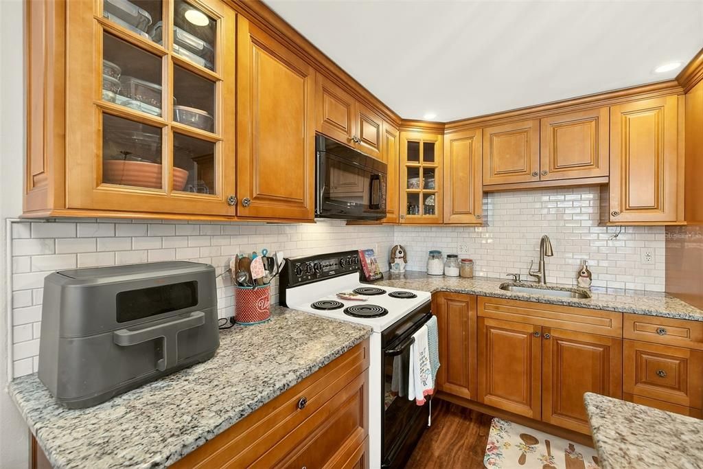 Active With Contract: $119,900 (1 beds, 1 baths, 775 Square Feet)