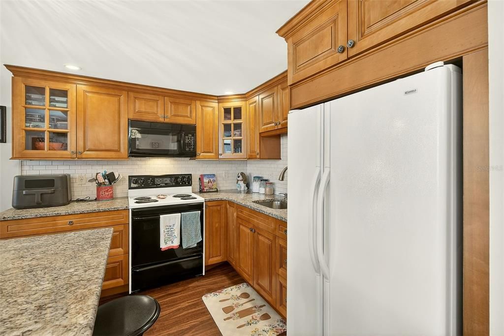 Active With Contract: $119,900 (1 beds, 1 baths, 775 Square Feet)