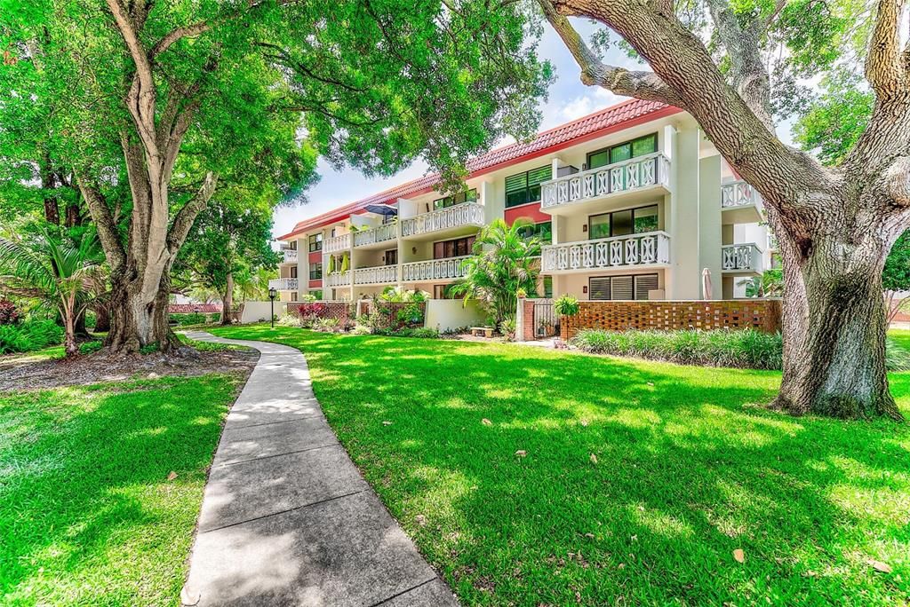 Active With Contract: $119,900 (1 beds, 1 baths, 775 Square Feet)