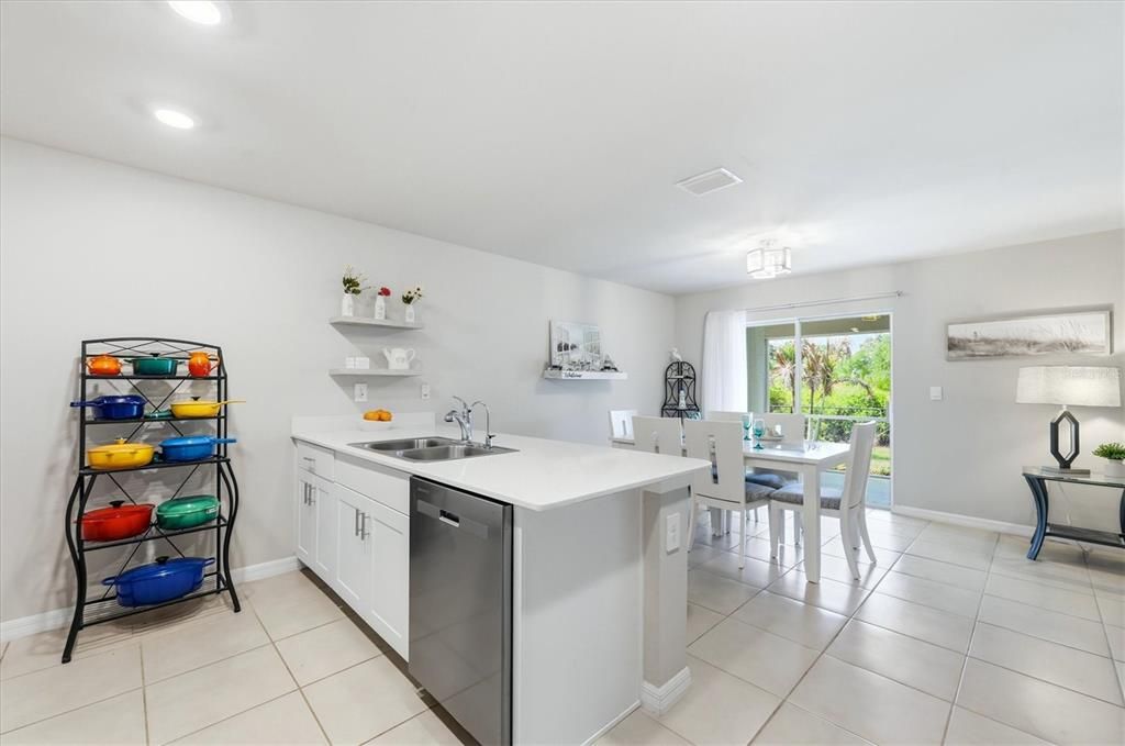 Activo con contrato: $300,000 (4 camas, 2 baños, 1485 Pies cuadrados)