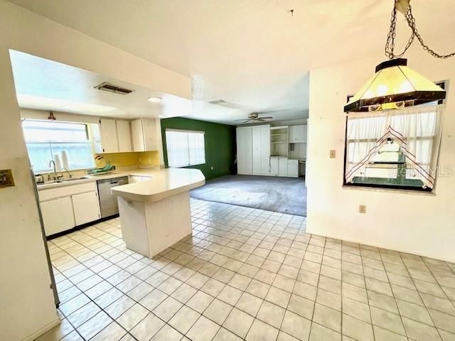 Под контрактом: $225,000 (2 спален, 2 ванн, 1615 Квадратных фут)