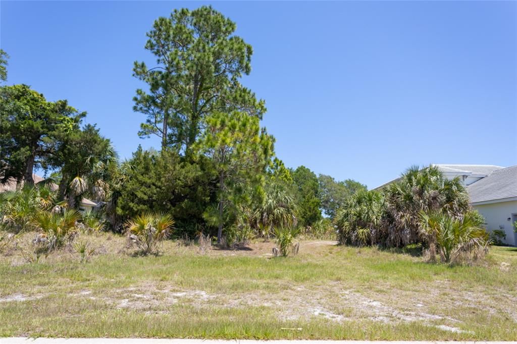 For Sale: $645,000 (0.90 acres)