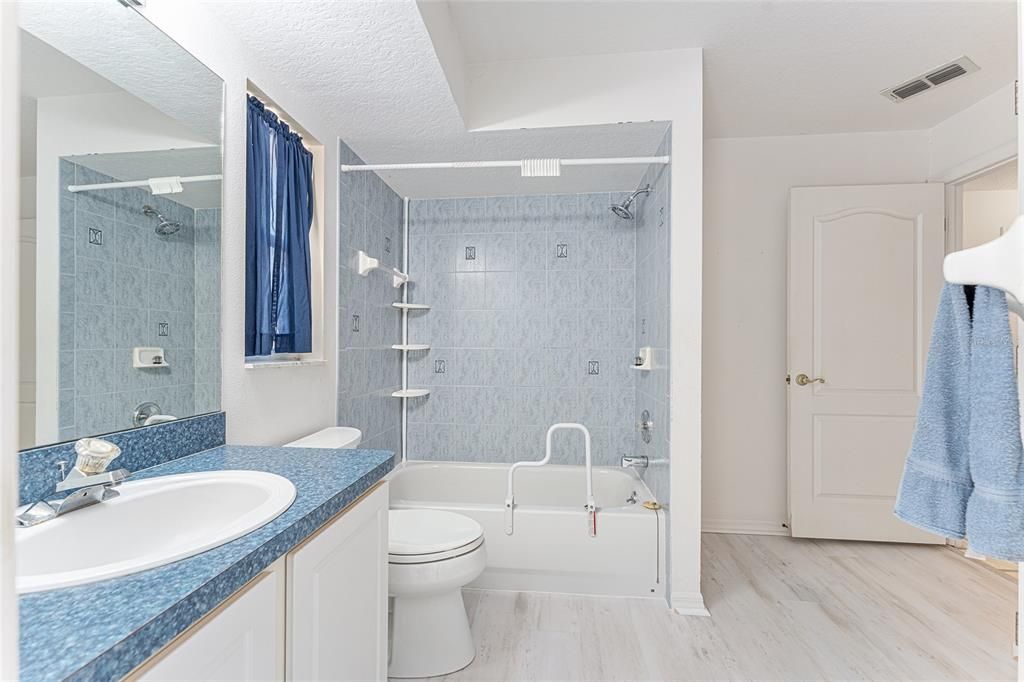 Activo con contrato: $350,000 (3 camas, 2 baños, 1763 Pies cuadrados)