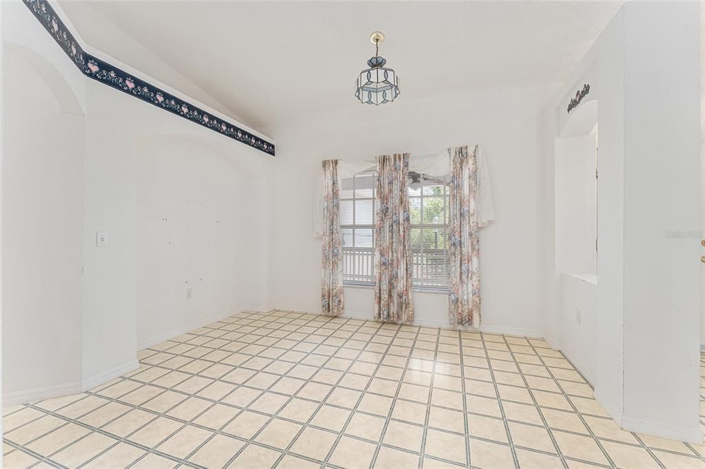 Activo con contrato: $350,000 (3 camas, 2 baños, 1763 Pies cuadrados)