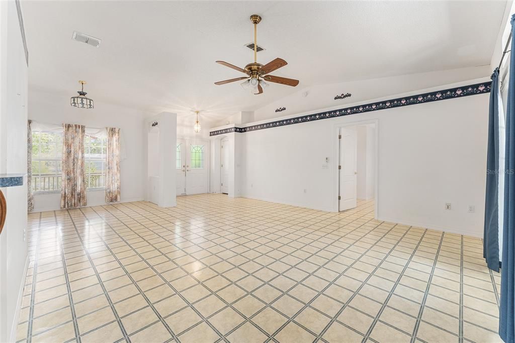 Activo con contrato: $350,000 (3 camas, 2 baños, 1763 Pies cuadrados)
