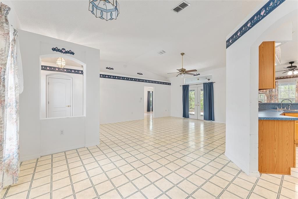 Activo con contrato: $350,000 (3 camas, 2 baños, 1763 Pies cuadrados)