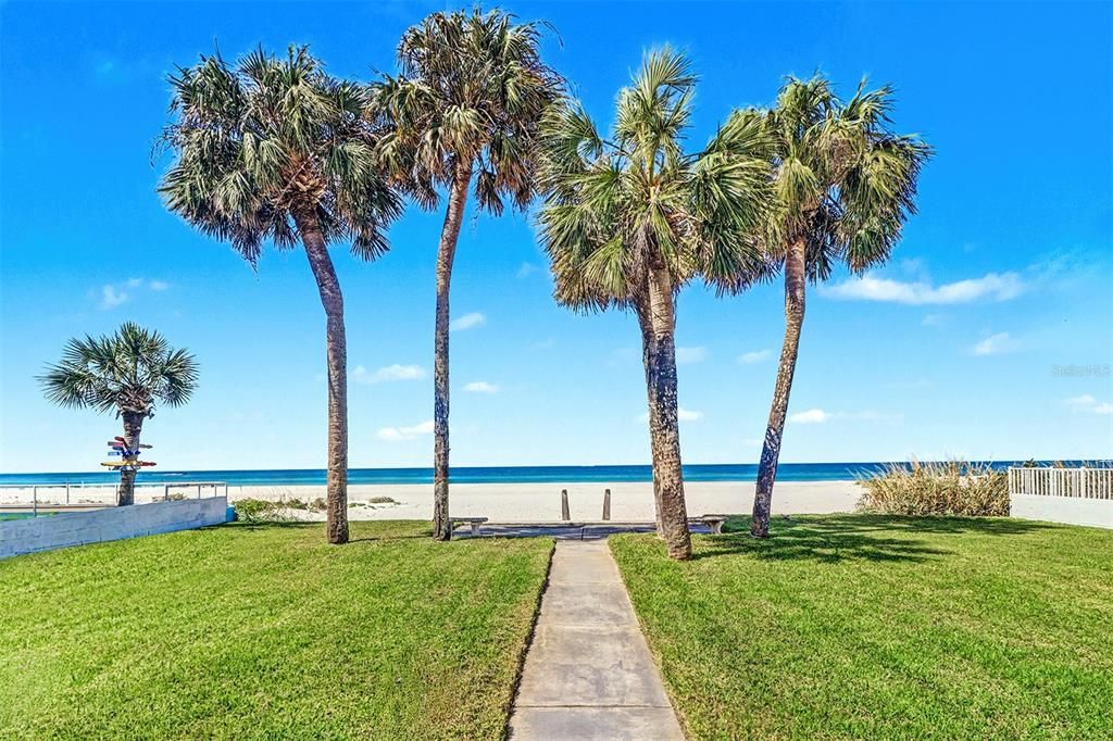 На продажу: $4,895,000 (0.33 acres)