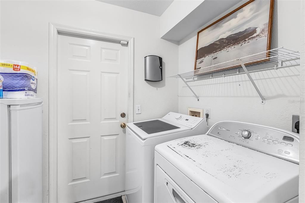Activo con contrato: $399,000 (4 camas, 2 baños, 1715 Pies cuadrados)