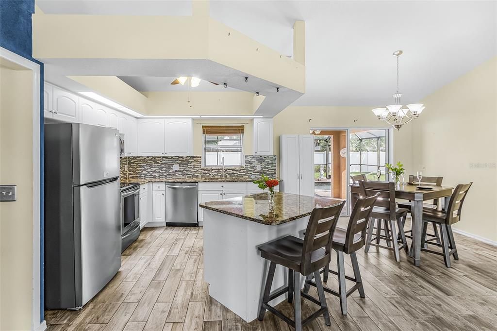 Activo con contrato: $399,000 (4 camas, 2 baños, 1715 Pies cuadrados)