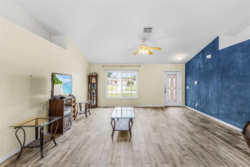 Activo con contrato: $399,000 (4 camas, 2 baños, 1715 Pies cuadrados)